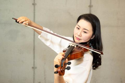Das Bild zeigt die Fachbereichsleiterin für Streichinstrumente Hyun-So Kwon mit einer Violine.