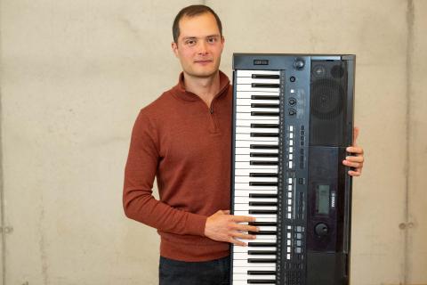 Das Bild zeigt den Musikschullehrer Bozidar Jovanovic mit einem Keyboard.
