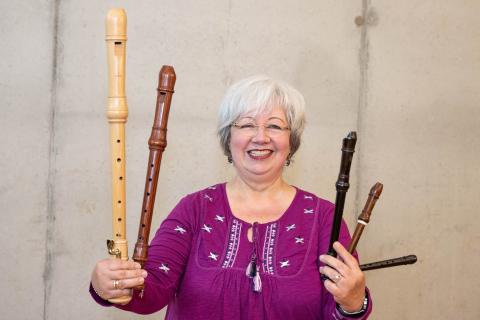 Das Bild zeigt die Musikschullehrerin Doris Kloppert mit verschiedenen Blockflöten.