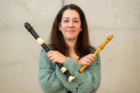 Das Bild zeigt die Musikschullehrerin Johanna Kloppert mit zwei Blockflöten.