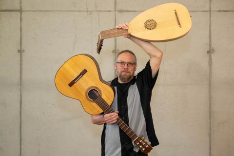 Das Bild zeigt Michael Braun, Lehrkraft an der Musikschule Mülheim für die Fächer Gitarre und JeKits.