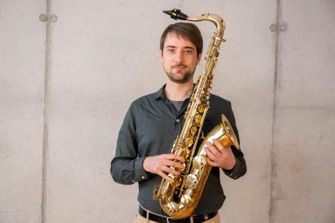 Das Bild zeigt Raik Weidemann, Lehrkraft an der Musikschule Mülheim im Fach Saxophon.