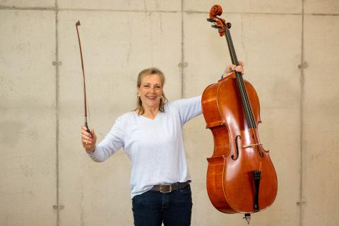 Das Bild zeigt Ruth Ansorge, Lehrkraft an der Musikschule Mülheim für das Fach Cello.