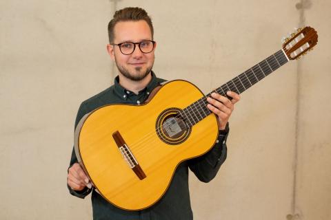 Das Bild zeigt Christian Wolf, Lehrkraft für Gitarre an der Musikschule.