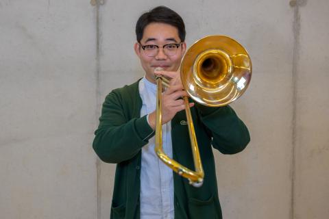 Das Foto zeigt Minchul Kim, Lehrkraft für Posaune und Tuba an der Musikschule.