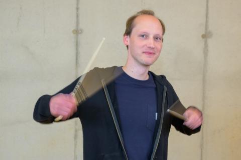 Das Foto zeigt Hanno Poths, Lehrkraft für Schlagzeug an der Musikschule.