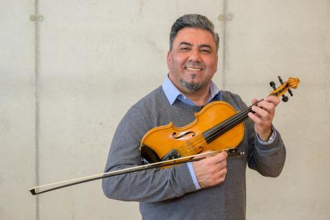 Das Foto zeigt Dr. Rommel Ayoub, Lehrkraft für Violine an der Musikschule.