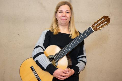 Das Foto zeigt Andrea Grüter, Lehrkraft für Gitarre an der Musikschule.