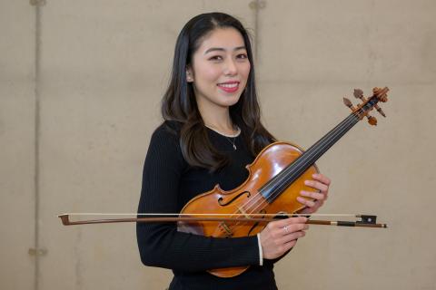 Das Foto zeigt Kyoka Matsuyama, Lehrkraft für Violine an der Musikschule.