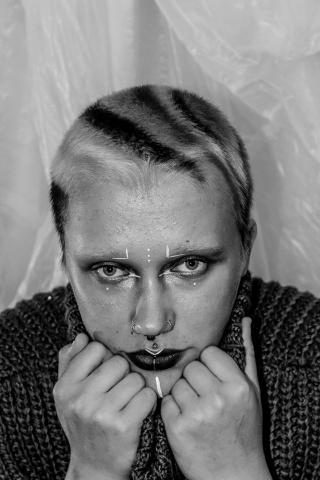 
Birte Stolte (19 Jahre) ist eine queere Künstlerin, Schriftstellerin, Aktivistin und Slam Poetin. 