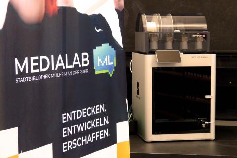 3D-Drucker | Stadtbibliothek Mülheim an der Ruhr Das Bild zeigt einen 3D-Drucker in der Stadtbibliothek Mülheim an der Ruhr.