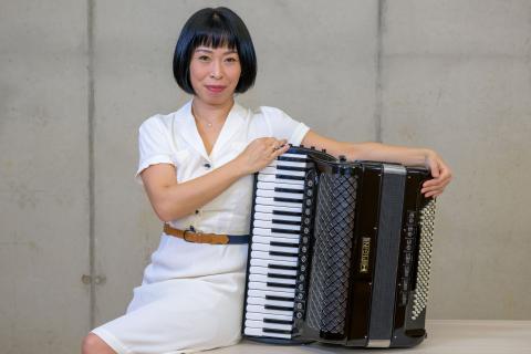Das Foto zeigt Tomomi Takahashi, Lehrkraft für EMP und Akkordeon.
