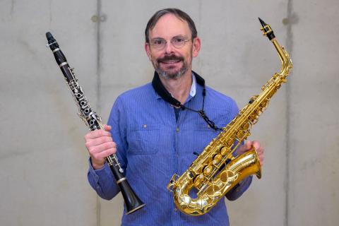 Das Foto zeigt Markus Viegener, Lehrkraft für Klarinette und Saxophon an der Musikschule.
