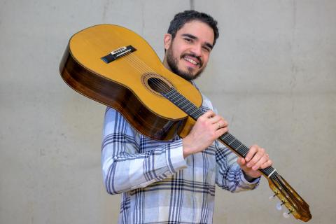 Das Foto zeigt Elias Lins da Silva, Lehrkraft für Gitarre an der Musikschule.
