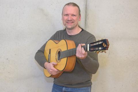 Das Foto zeigt Dietmar Roser, Lehrkraft für Gitarre an der Musikschule.
