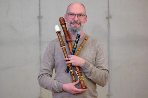 Das Foto zeigt Ingo Voelkner, Lehrkraft für Blockflöte an der Musikschule.