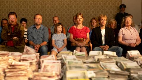 ZWEI ZU EINS, eine große Liebes- und Freundschaftskomödie über Geld und Gerechtigkeit. Und eine Hommage an eine sehr besondere Zeit, in der alles möglich schien. ZWEI ZU EINS, eine große Liebes- und Freundschaftskomödie über Geld und Gerechtigkeit. Und eine Hommage an eine sehr besondere Zeit, in der alles möglich schien.