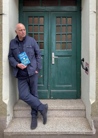 In seinem neuen Roman geht Frank Goosen in die Kneipe. Genauer gesagt ins „Haus Himmelreich“, die alte Eckkneipe, in der sich
Geschichten und Schicksale kreuzen.