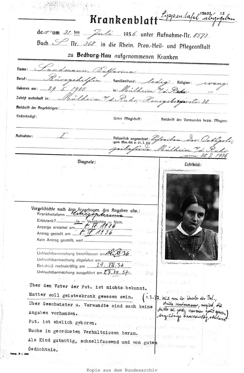 Ein zum Teil handschriftlich, zum Teil maschinenschriftlich ausgefülltes Formular. An der rechten Blattseite wurde ein Schwarz-Weiß-Foto einer Frau aufgeklebt.