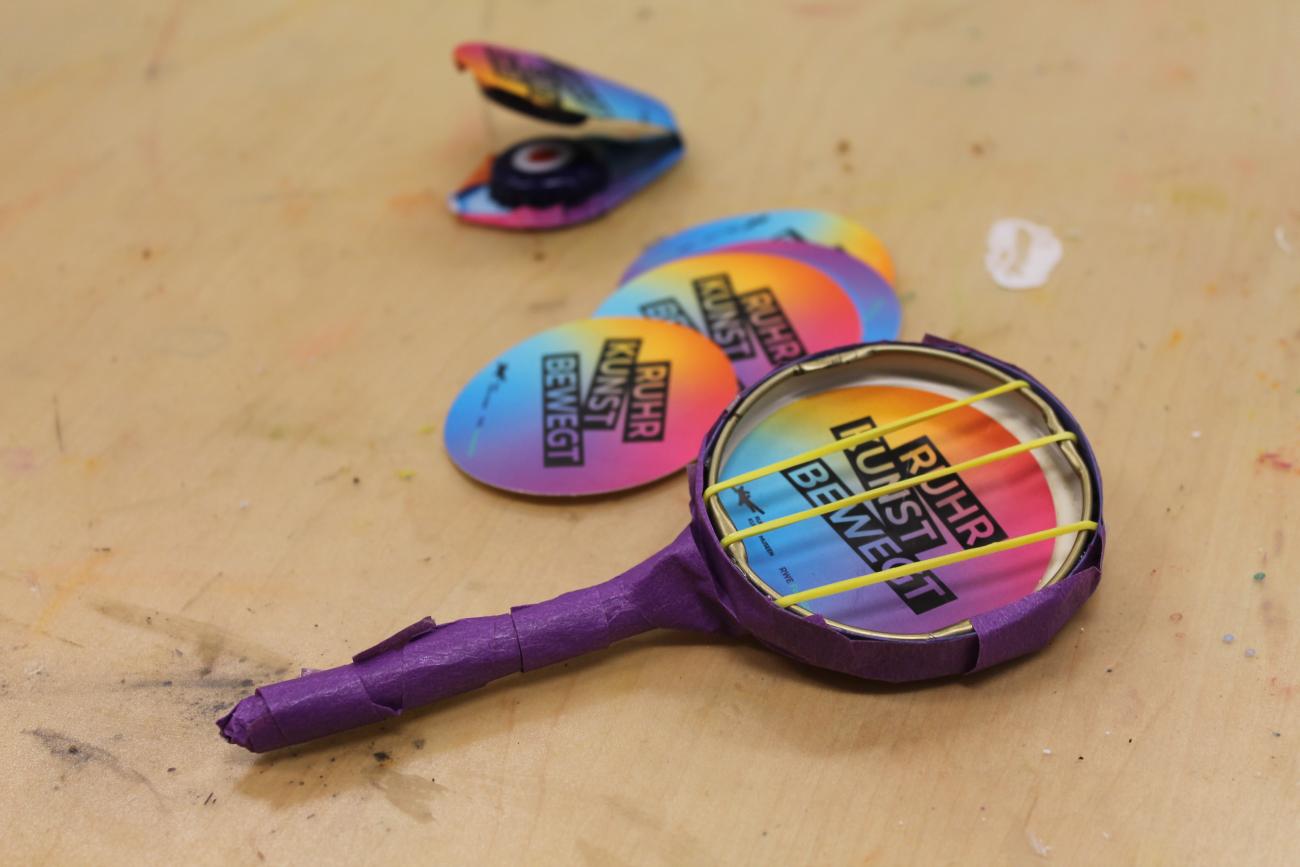 Das Bild zeigt Musikinstrumente, die im Rahmen des Workshops "Wie klingt das Museum?" als Teil des Projekts "RuhrKunstbewegt" entstanden sind. 