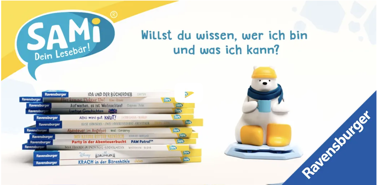Auf dem Bild sieht man DAMI, den Lesebären. Es handelt sich um einen Eisbären. Neben Sami sieht man einen Stapel Bücher, die sich für das Leseangebot eignen. Rechts in der Ecke ist das Logo von Ravensburger zu sehen.