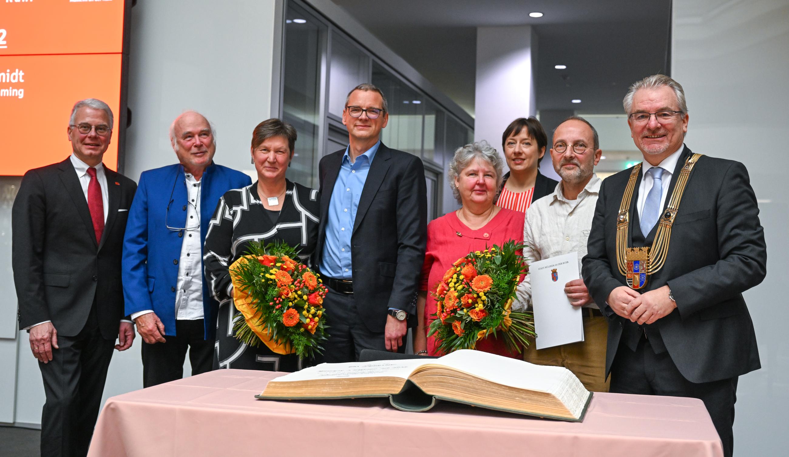 Abgebildet sind die Preisträger des Ruhrpreises für Kunst und Wissenschaft des Jahres 2022 mit dem goldenen Buch der Stadt Mülheim an der Ruhr.