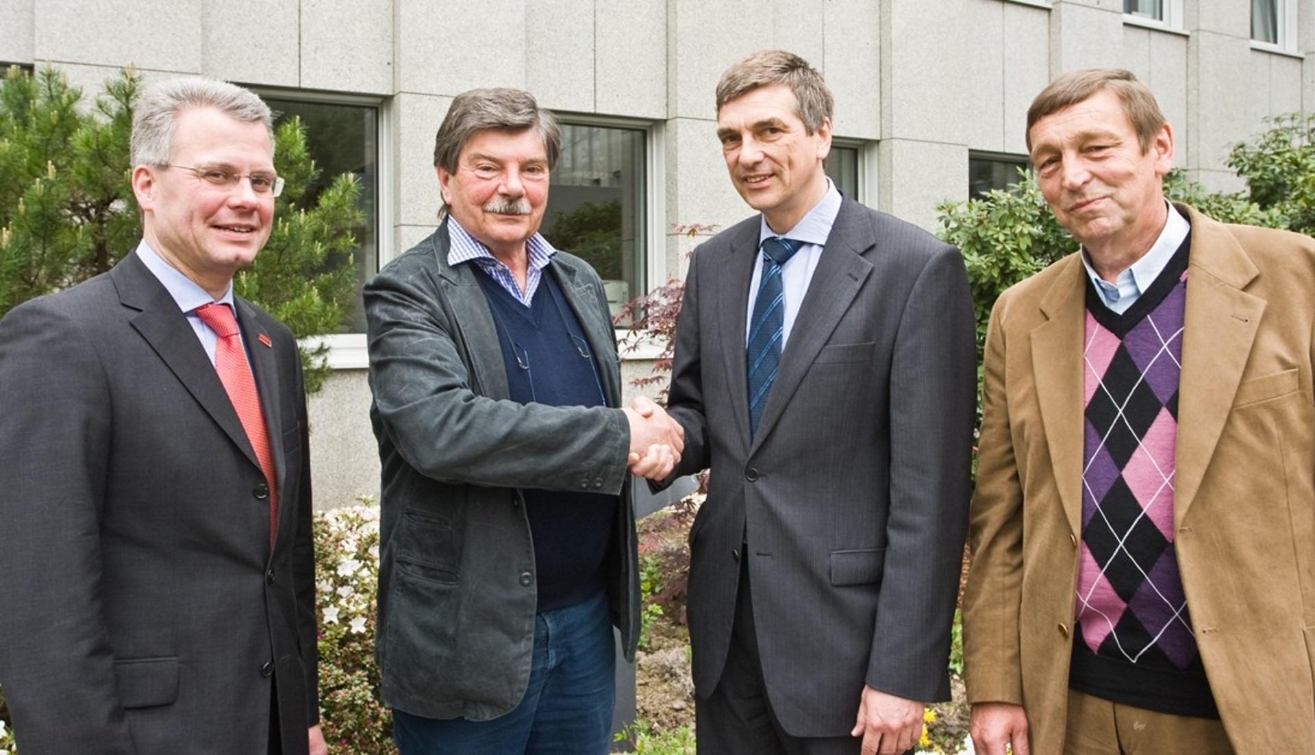 Preisträger Prof. Heiner Schmitz | Ruhrpreis für Kunst & Wissenschaft 2009 | erstellt am 11.05.2010 Der Ruhrpreis für Kunst & Wissenschaft wurde im Jahr 2009 an den bildenden Künstler Prof. Heiner Schmitz vergeben. Das Bild zeigt ihn mit dem Kulturdezernenten Peter Vermeulen, Martin Weck (Sparkasse) und Friedel Lemke (Vorsitz Kulturausschuss).