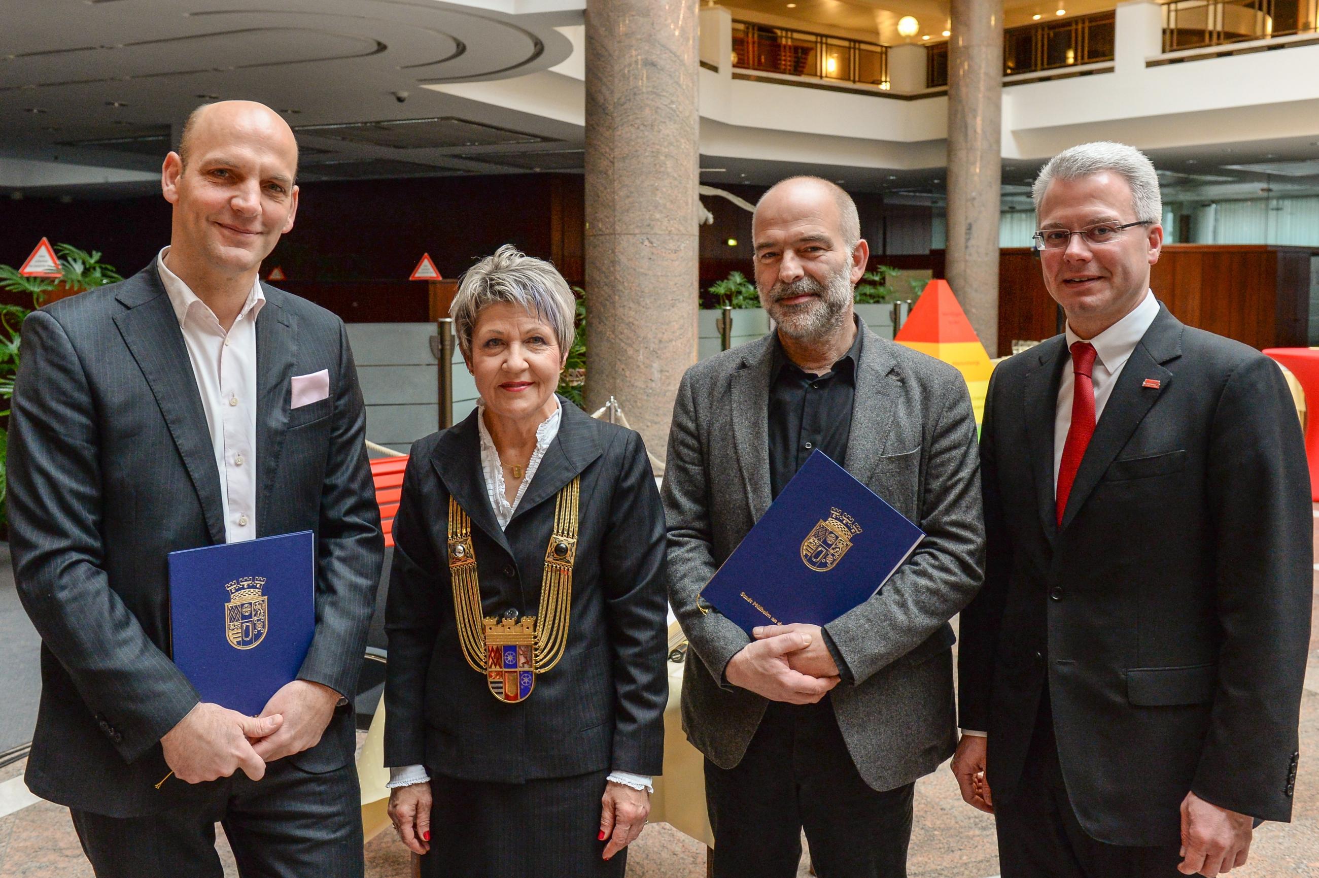 Preisträger Eberhard Ross und Prof. Dr. Benjamin List | Ruhrpreis für Kunst & Wissenschaft 2013 | erstellt am 15.12.2013 Der Ruhrpreis für Kunst & Wissenschaft wurde im Jahr 2013 an Eberhard Ross und Prof. Dr. Benjamin List vergeben. Das Bild zeigt die Preisträger mit der Oberbürgermeisterin Dagmar Mühlenfeld und Martin Weck (Sparkasse).