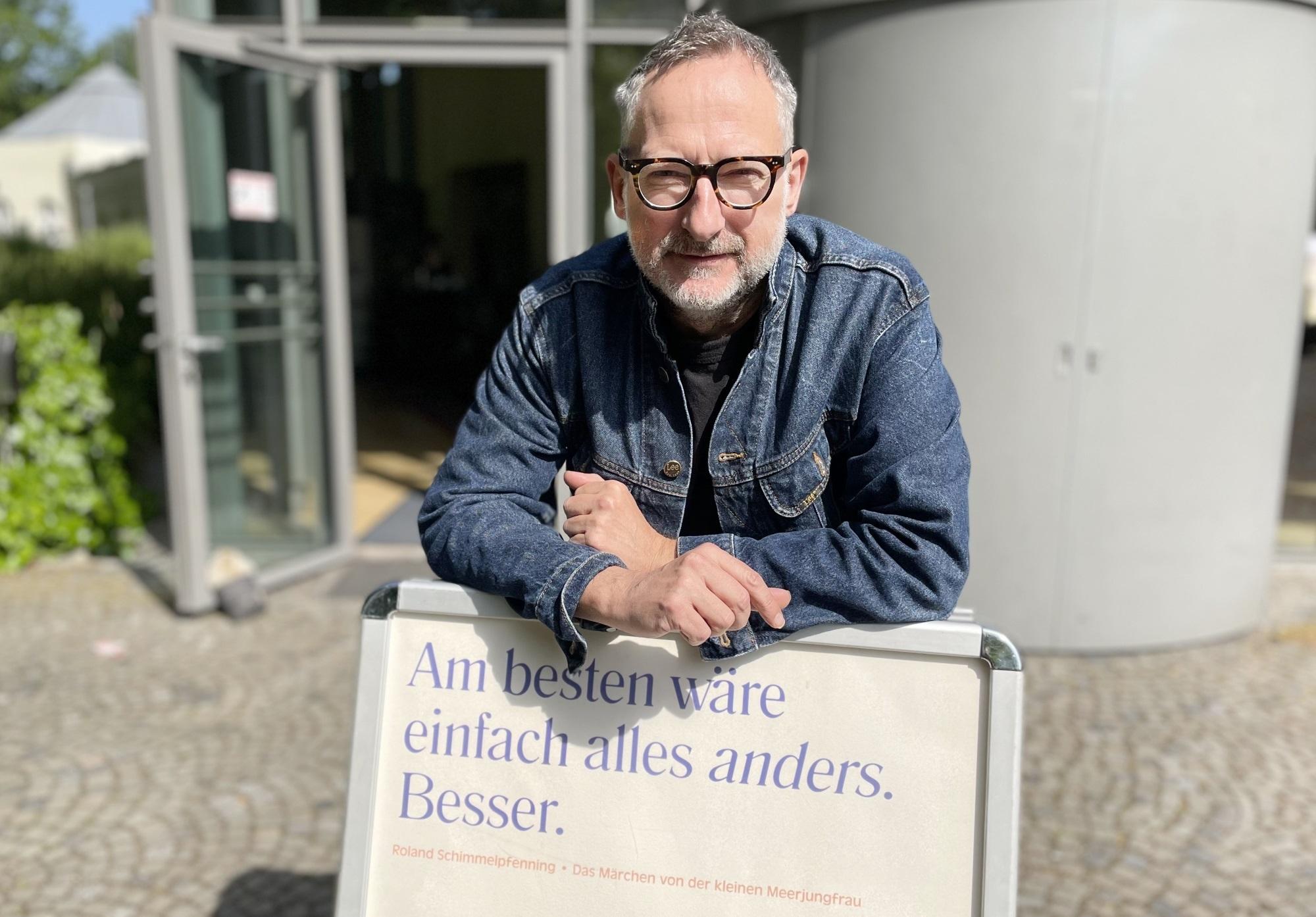 Roland Schimmelpfennig | Gewinner KinderStückePreis 2023 Das Bild zeigt Roland Schimmelpfennig, der für sein Stück "Das Märchen von der kleinen Meerjungfrau" mit dem Mülheimer KinderStückePreis 2023 ausgezeichnet wurde.