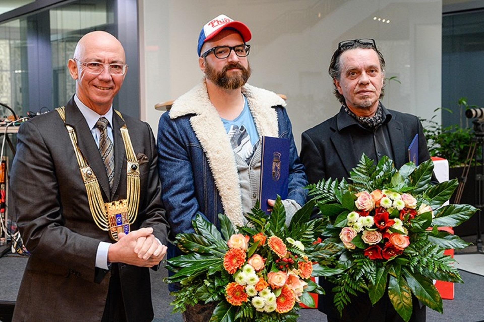 Das Bild zeigt die Preisträger Peter Eisold und Sven Piayda sowie Oberbürgermeister Ulrich Scholten. Das Bild zeigt die Preisträger Peter Eisold und Sven Piayda sowie Oberbürgermeister Ulrich Scholten.