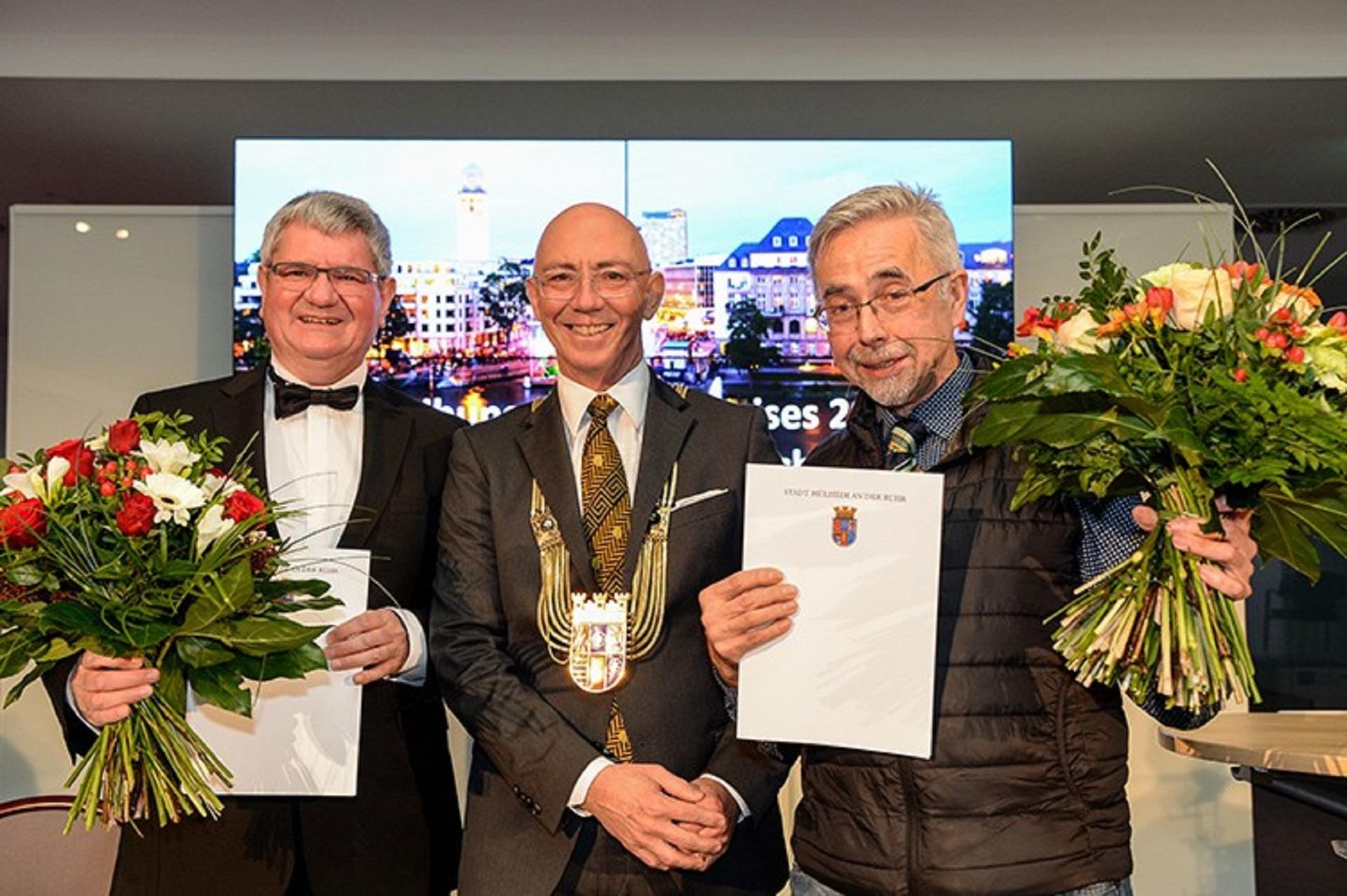 Das Bild zeigt die Preisträger Prof. Dr. Robert Schlögl und Klaus Urbons sowie Oberbürgermeister Ulrich Scholten. Das Bild zeigt die Preisträger Prof. Dr. Robert Schlögl und Klaus Urbons sowie Oberbürgermeister Ulrich Scholten.
