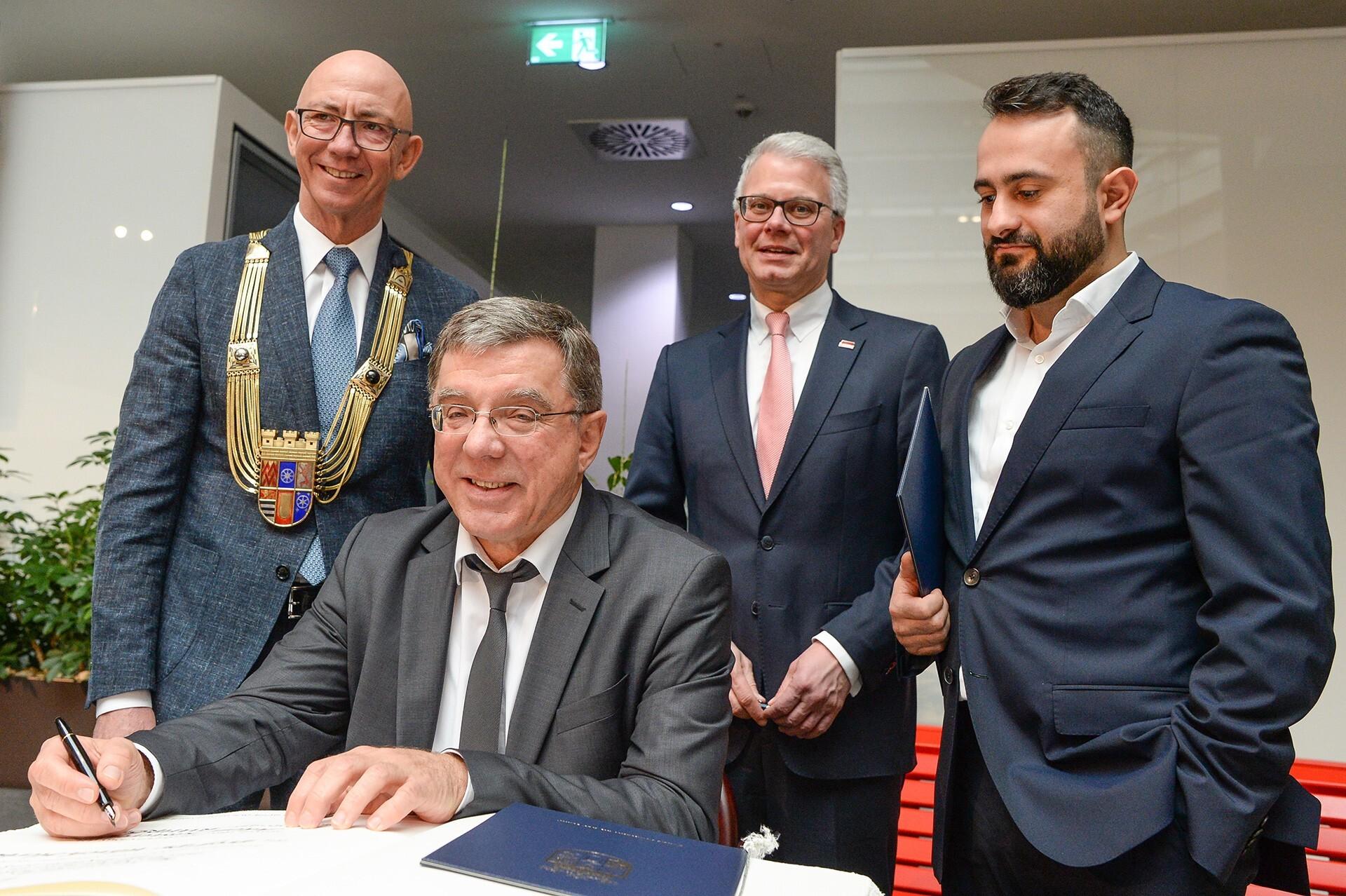 Das Bild zeigt Oberbürgermeister Ulrich Scholten, Prof. Dr. Ulrich Herbert, Martin Weck, Vorstandsvorsitzender der Sparkasse sowie Adem Köstereli. Das Bild zeigt Oberbürgermeister Ulrich Scholten, Prof. Dr. Ulrich Herbert, Martin Weck, Vorstandsvorsitzender der Sparkasse sowie Adem Köstereli.