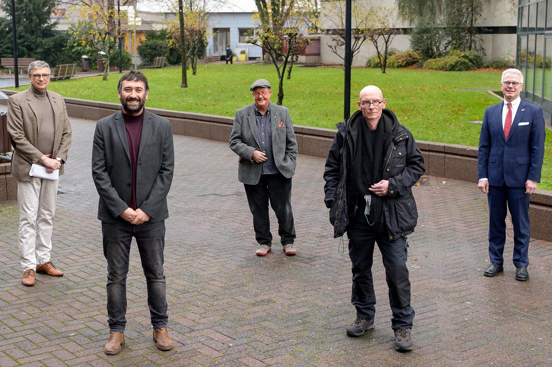 Vorstellung der Preisträger. Hauptpreis Dirk Hupe. Förderpreis Dr. Josep Cornellà. (von links) Kulturdezernent Peter Vermeulen, Dr. Josep Cornellá, Kulturausschuss-Vorsitzende Daniela Grobe, Dirk Hupe, Sparkassen-Vorstandsvorsitzender Martin Weck. Vorstellung der Preisträger. Hauptpreis Dirk Hupe. Förderpreis Dr. Josep Cornellà. (von links) Kulturdezernent Peter Vermeulen, Dr. Josep Cornellá, Kulturausschuss-Vorsitzende Daniela Grobe, Dirk Hupe, Sparkassen-Vorstandsvorsitzender Martin Weck.