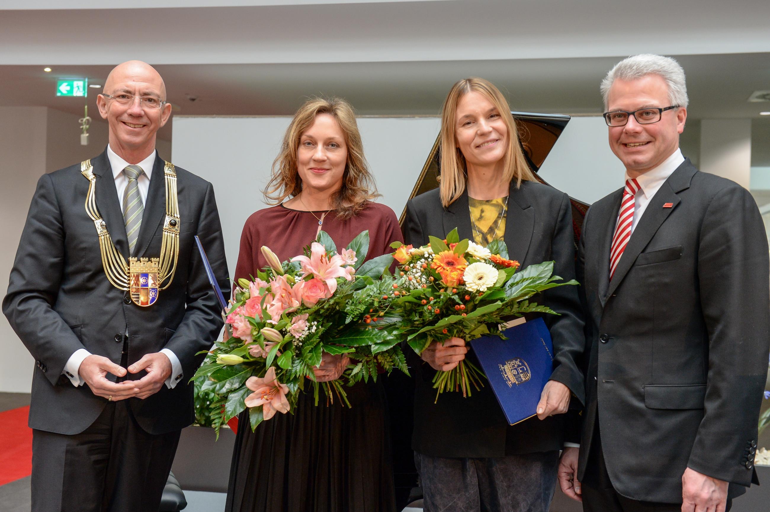 Preisträgerinnen Tabea Braun und Naomi Schenck | Ruhrpreis für Kunst & Wissenschaft 2015 | erstellt am 06.12.2015 Der Ruhrpreis für Kunst & Wissenschaft wurde im Jahr 2015 an Tabea Braun und Naomi Schenck vergeben. Das Bild zeigt die Preisträgerinnen mit dem Oberbürgermeister Ulrich Scholten und Martin Weck (Vorstand Sparkasse).