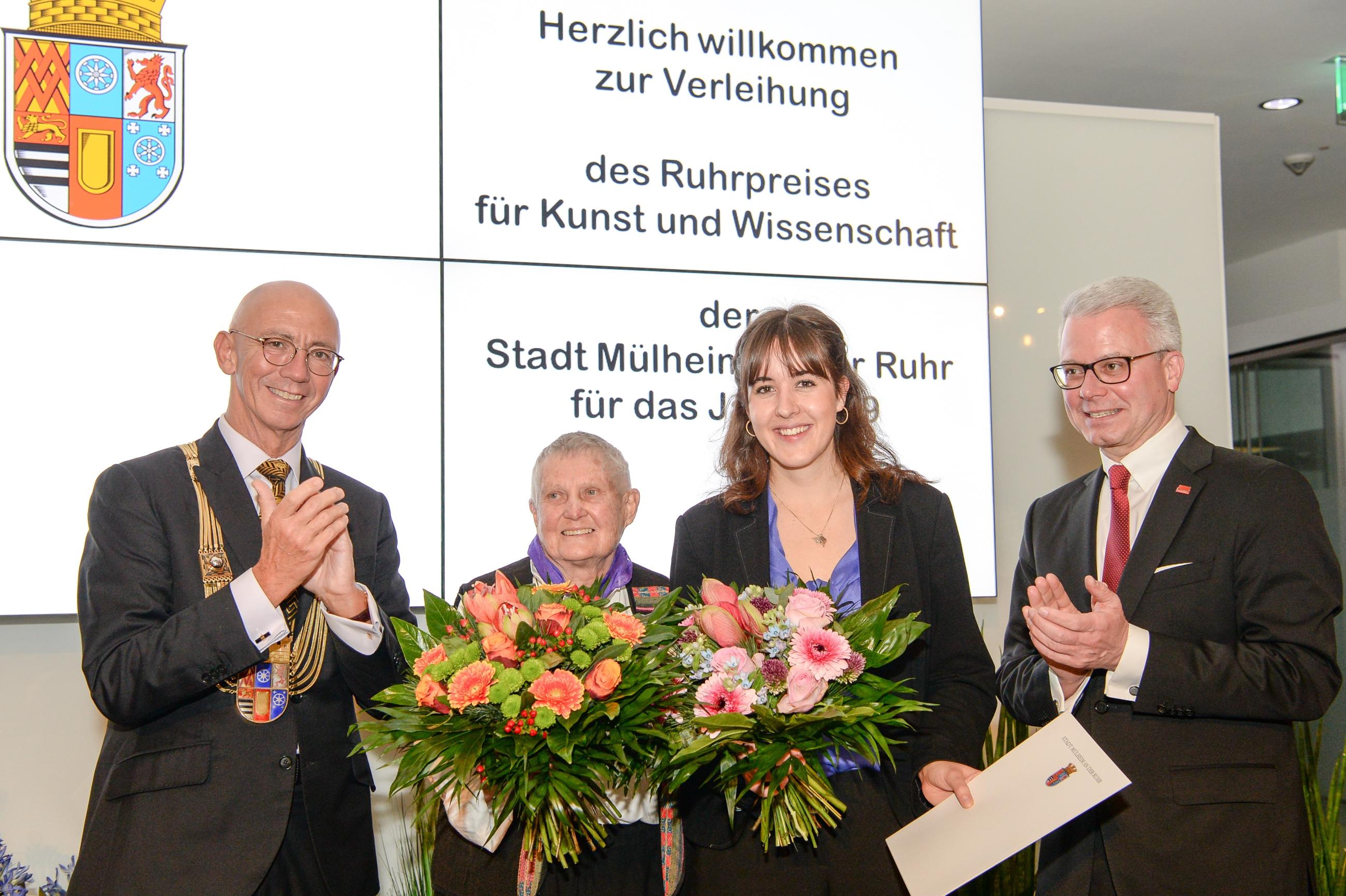 Der Ruhrpreis für Kunst & Wissenschaft wurde im Jahr 2019 an Ursula Hirsch und Liana Leßmann vergeben. Das Bild zeigt die Preisträgerinnen mit dem Oberbürgermeister Ulrich Scholten und Martin Weck (Vorstand Sparkasse).