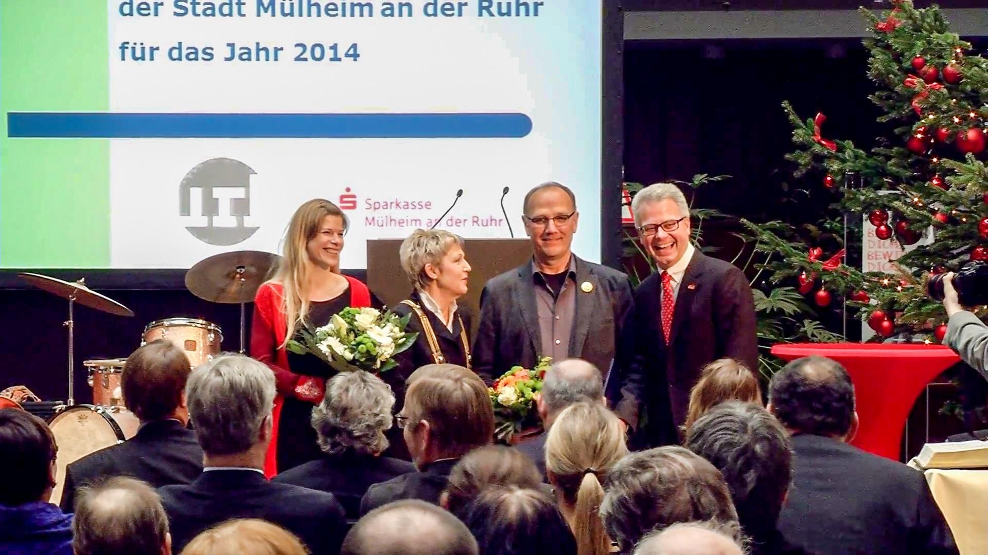 Der Ruhrpreis für Kunst & Wissenschaft wurde im Jahr 2014 an Prof. Michael Kerstgens und Dagmar Geppert vergeben. Das Bild zeigt die Preisträgerin und den Preisträger mit der Oberbürgermeisterin Dagmar Mühlenfeld und Martin Weck (Vorstand Sparkasse).