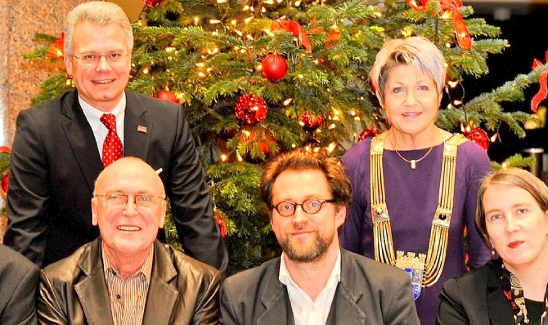 Das Bild zeigt die Preisträger Volker Roos und Uli Hanisch sowie Laudatorin Kristina Jaspers, hinten: Sparkassen-Vorstand Martin Weck und OB Dagmar Mühlenfeld Das Bild zeigt die Preisträger Volker Roos und Uli Hanisch sowie Laudatorin Kristina Jaspers, hinten: Sparkassen-Vorstand Martin Weck und OB Dagmar Mühlenfeld