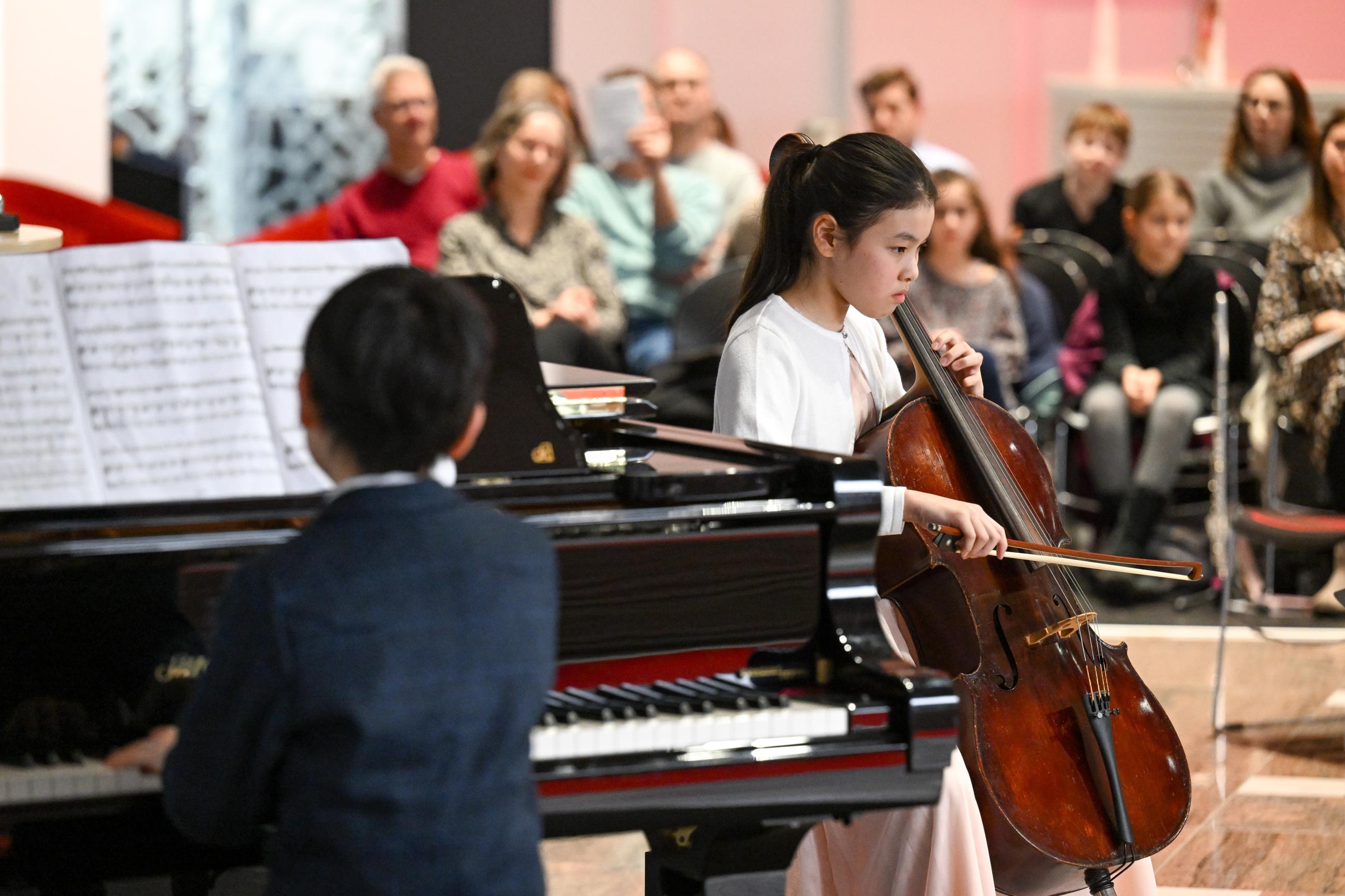 Duo beim 61. Regionalwettbewerb Jugend musiziert: Die Preisträger*innen Hannah Xie und Felix Fan bei einem Konzert in der Kundenhalle der Sparkasse.