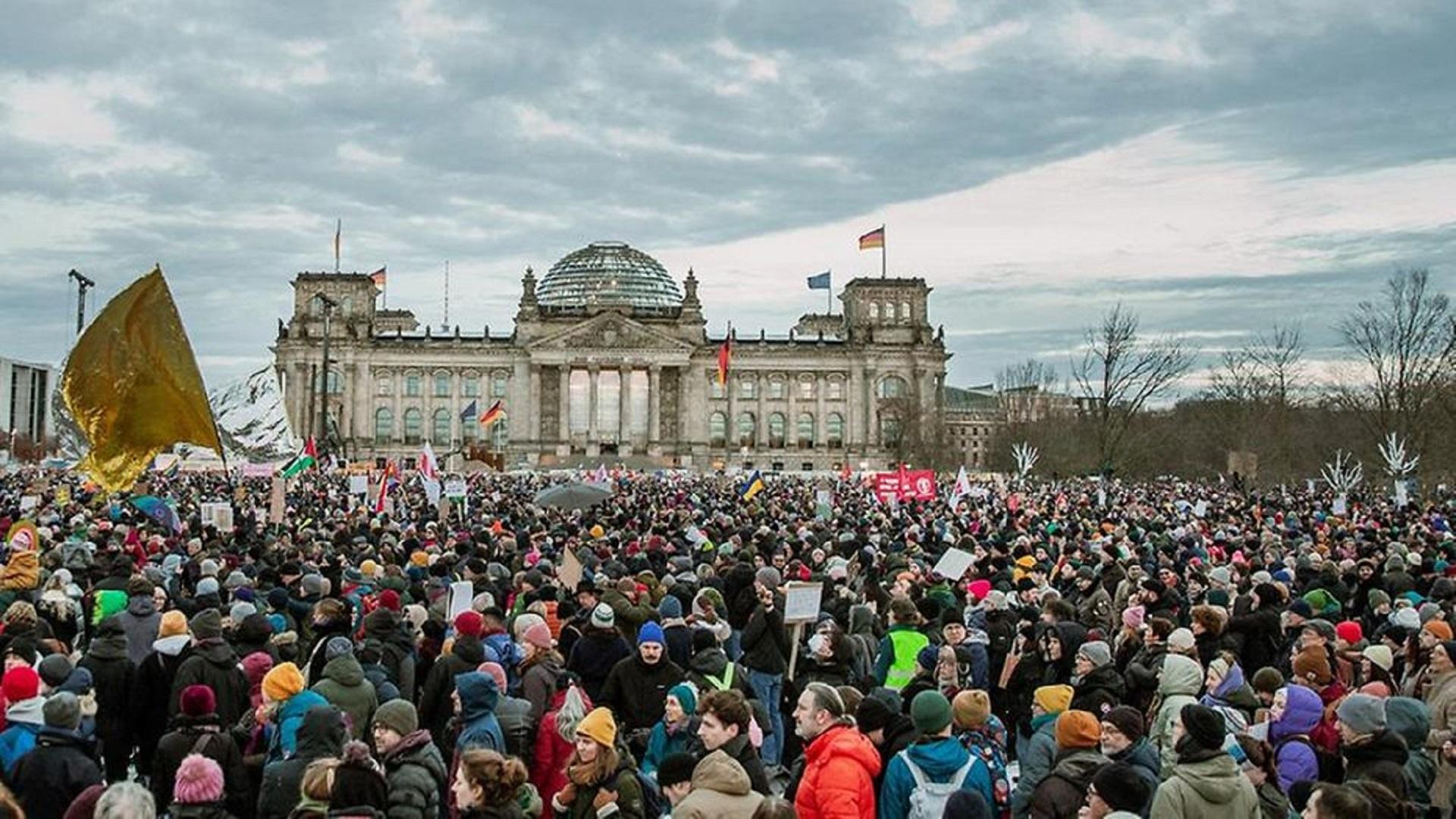 Das Bild zeigt eine Demonstration gegen Rechtsextremismus im Februar 2024 in Reaktion auf das "Potsdamer Treffen" des rechtsextremen Gründers Möhrig.