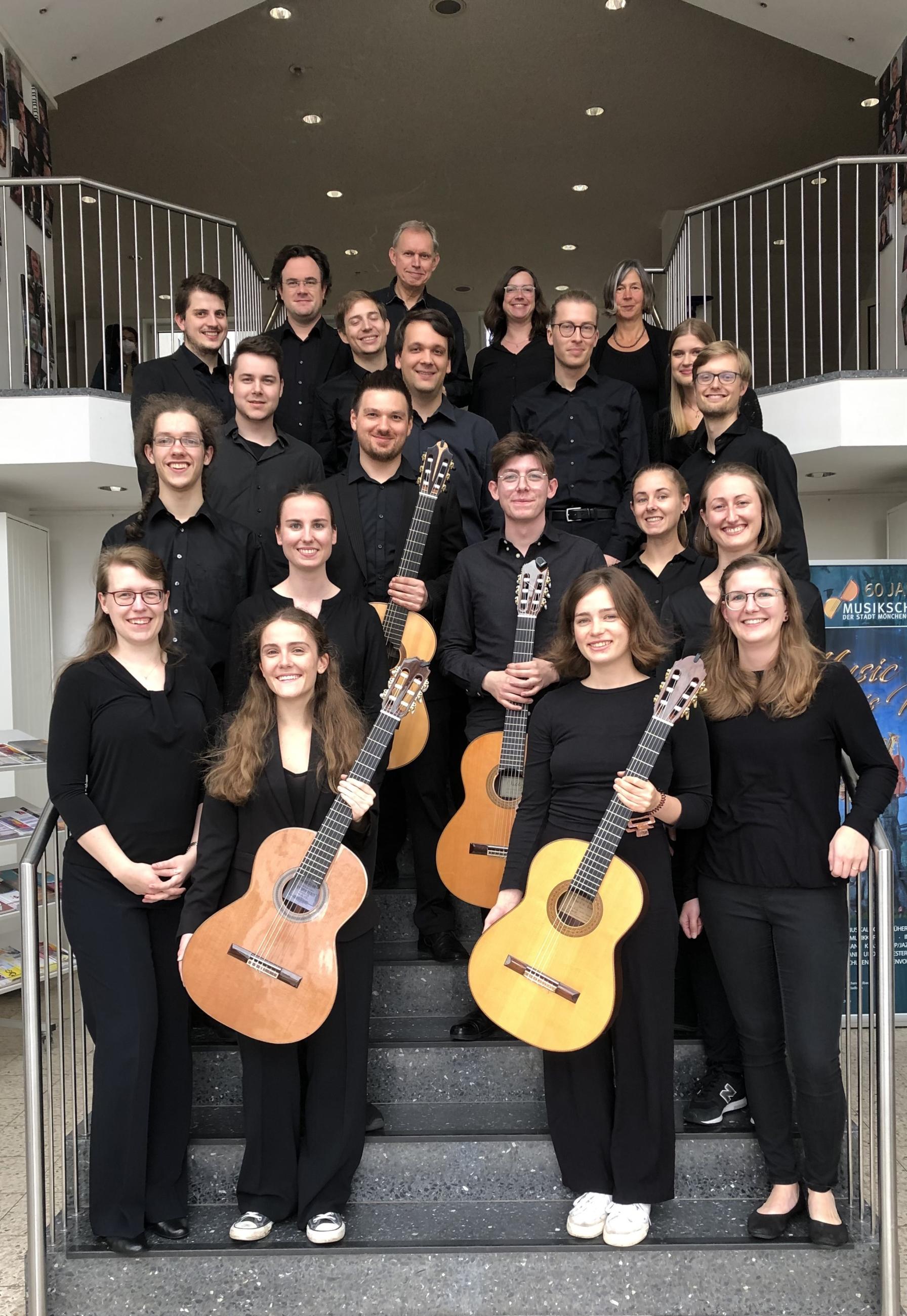 Das Bild zeigt Musiker*innen des Nylon String Orchestra NRW. Es findet ein Konzert am 5. Mai 2024 in der Musikschule Mülheim statt.