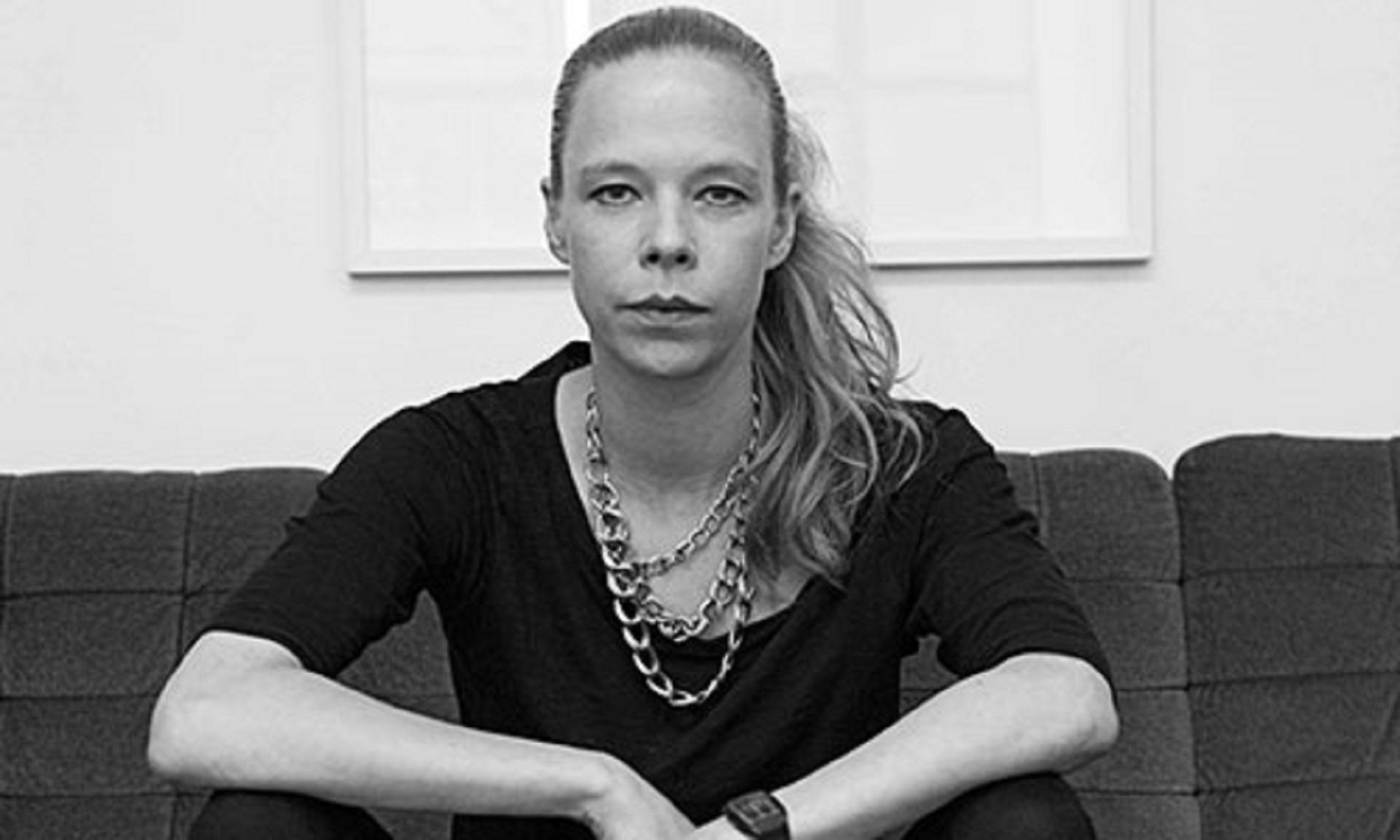 Das Foto zeigt ein En-Face-Porträt der Künstlerin Julia Bünnagel in schwarz-weiß.