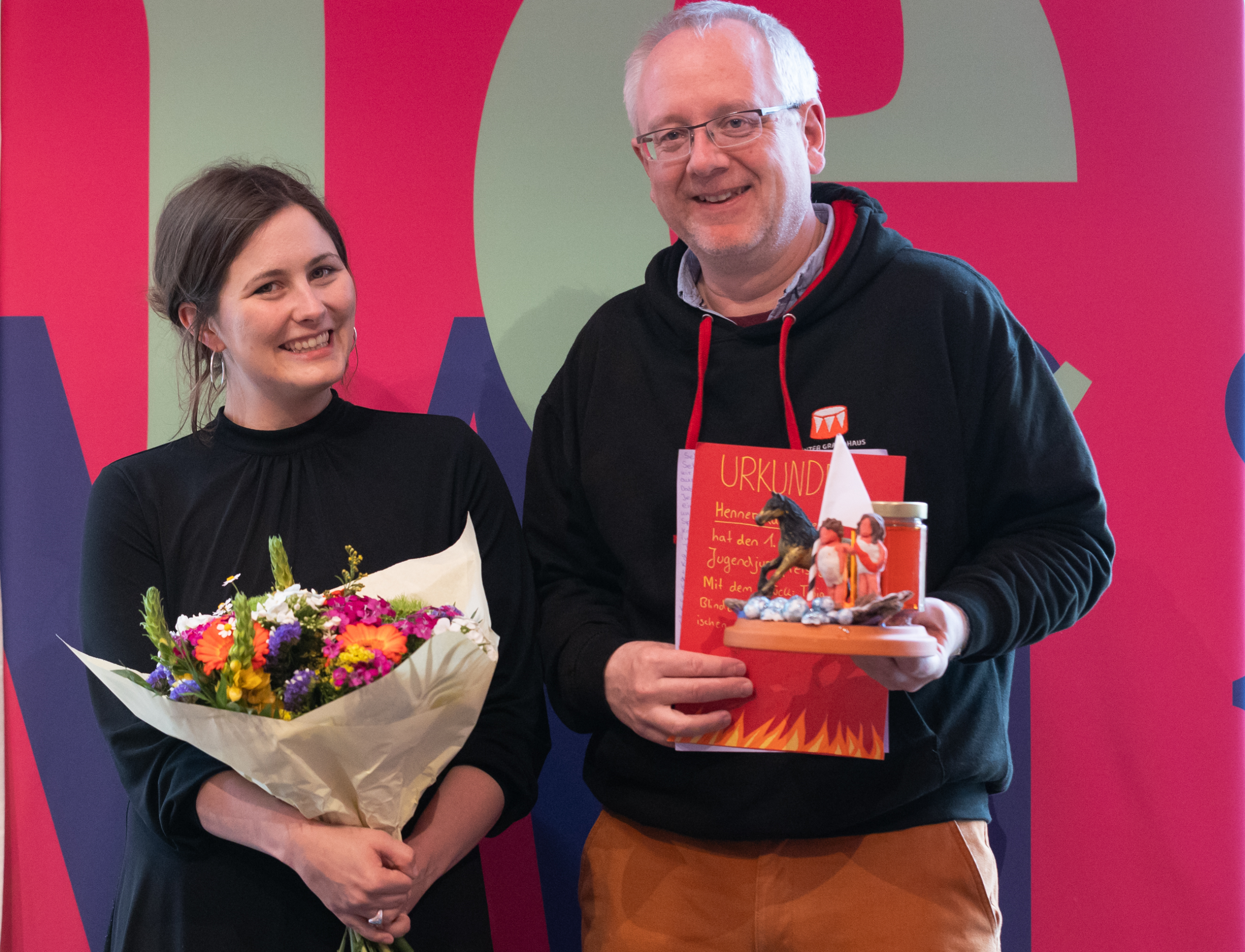 Armela Madreiter und Henner Kallmeyer nach der Jurydebatte zum KinderStückePreis 2024 Für ihr Stück „südpol.windstill“ wird Armela Madreiter mit dem Mülheimer KinderStückePreis 2024 ausgezeichnet. Das Bild zeigt sie mit Henner Kallmeyer nach der Jurydebatte.