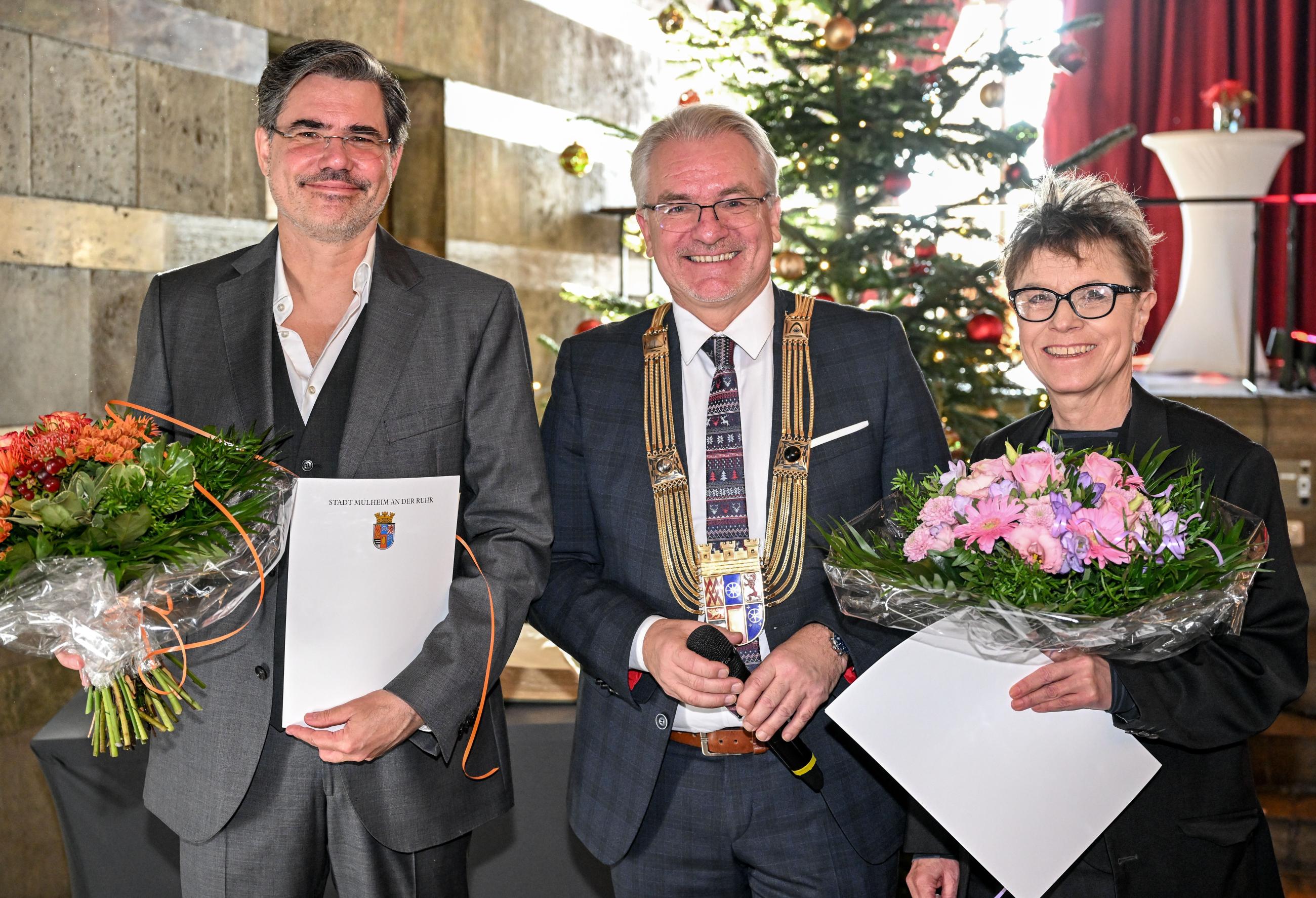 Das Bild zeigt die diesjährigen Ruhrpreisträger Prof. Dr. Frank Neese und Maria Neumann mit dem Oberbürgermeister Marc Buchholz bei der Preisverleihung am 1. Dezember 2024.