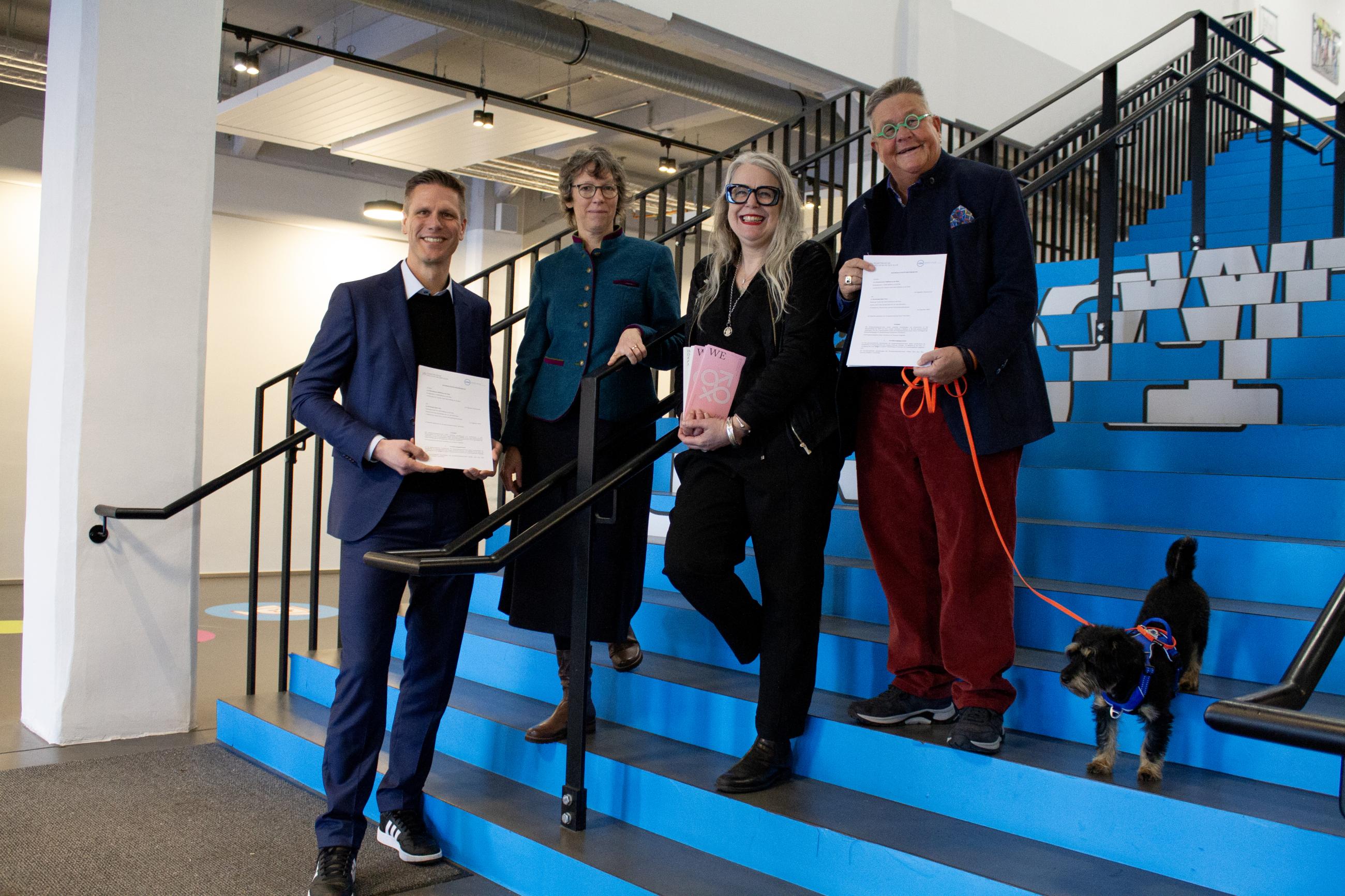 Foto: v.l.: Dr. Jörn Hohenhaus (Kanzler der Hochschule Ruhr West), Prof.in Dr. Susanne Staude (Präsidentin der Hochschule Ruhr West), Dr.in Stefanie Kreuzer (Leitung Kunstmuseum Mülheim an der Ruhr), Dr.in Daniela Grobe (Beigeordnete für Kultur der Stadt 