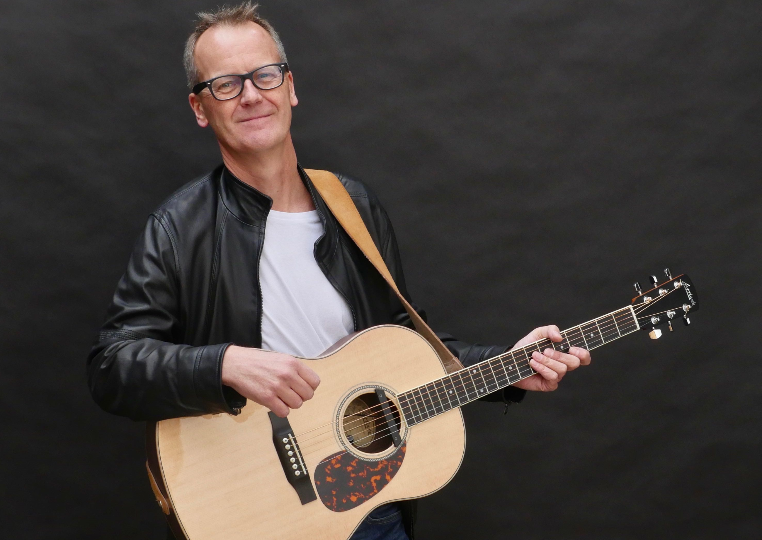 Der Musiker Peter Kroll-Ploeger tritt am 9. April 2025 bei der Musikreihe "Mittwochs... im MedienHaus" auf.