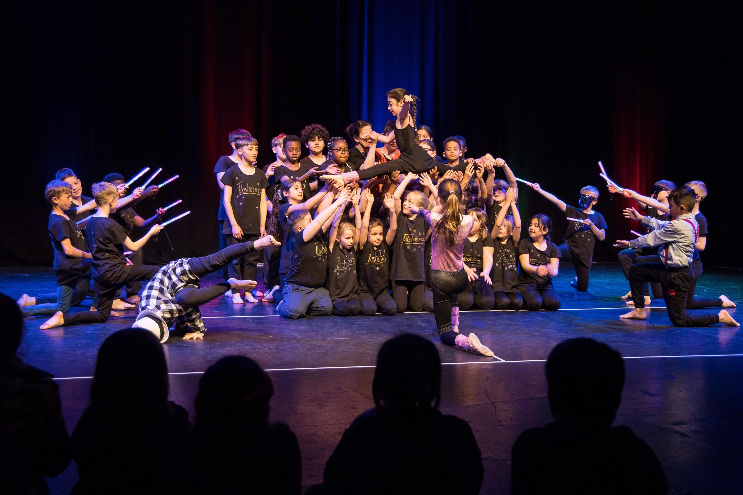 Kulturtag der Mülheimer Grundschulen | Show "Flashdance" | Schildbergschule Das Bild zeigt die vierte Klasse der Schildbergschule beim Kulturtag der Mülheimer Grundschulen am 26. März 2025 mit der Show "Flashdance" im Ringlokschuppen. Leitung: Susanne von der Brüggen und Chiara Jahnke