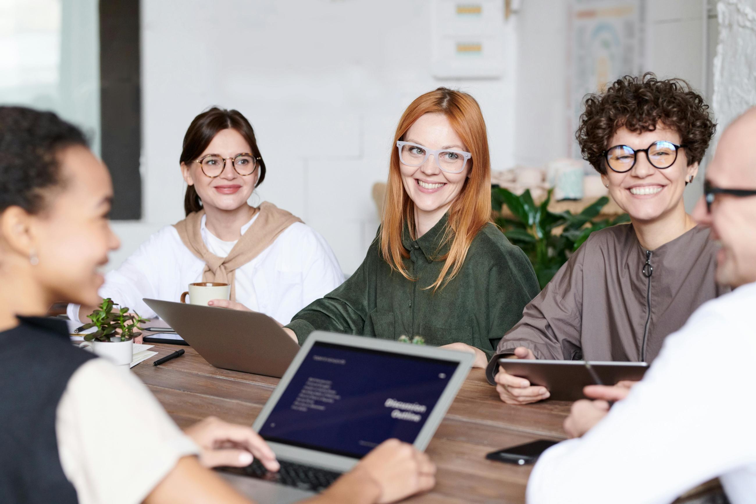 Das Bild zeigt eine Gruppe von Menschen, die an einem Tisch sitzen.