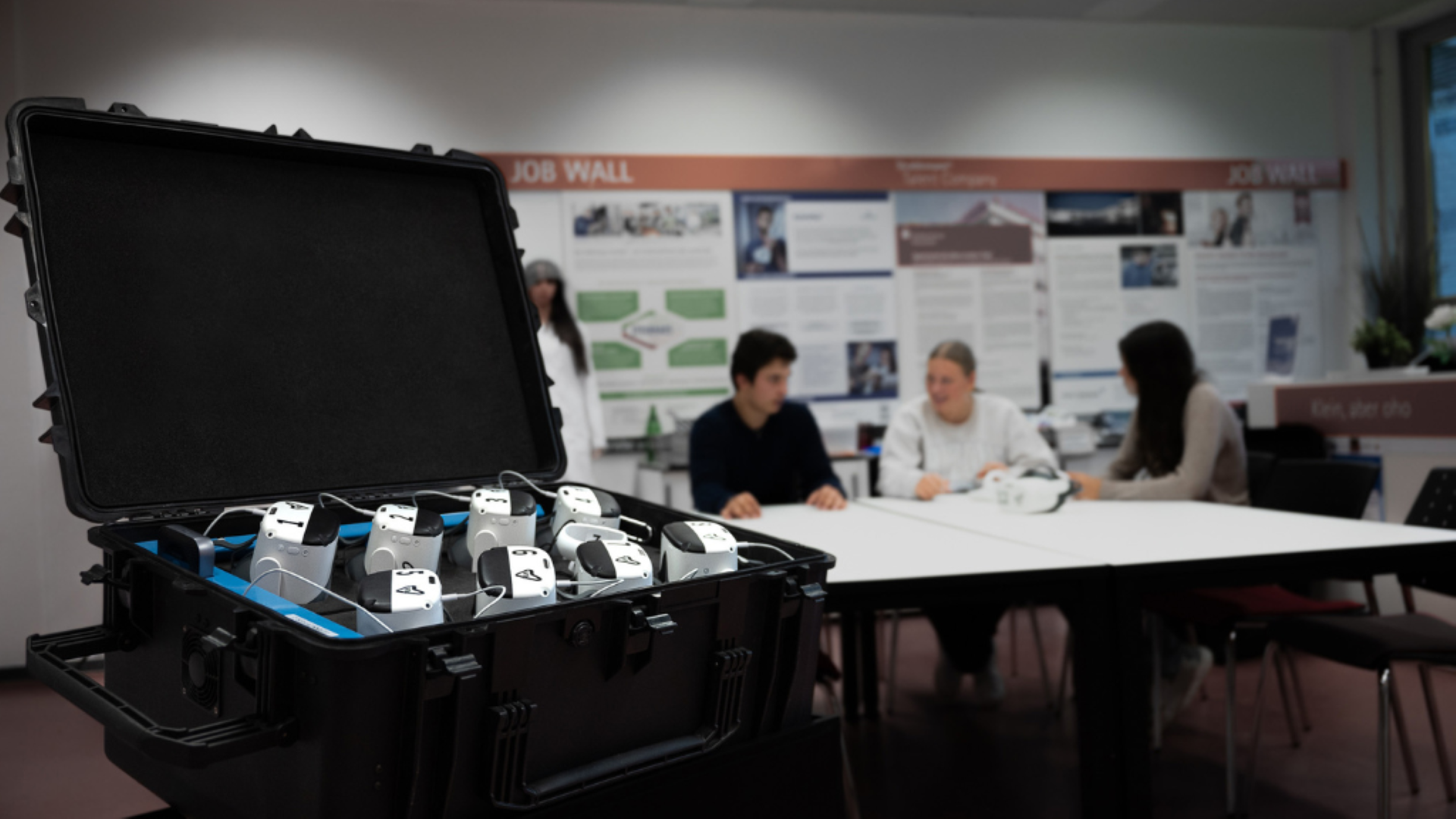 Das Bild zeigt einen Koffer der VIL GmbH (Virtuelles Interaktives Lernen) in einem Klassenzimmer.