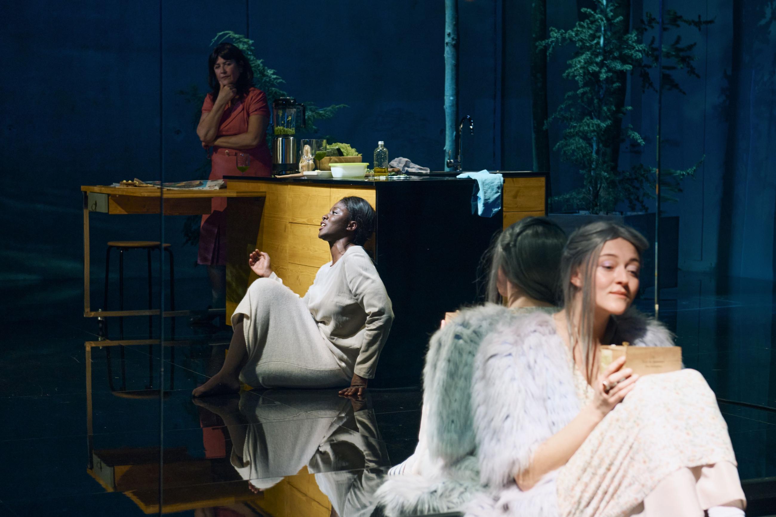 "Staubfrau" | Theaterstück von Maria Milisavljević Das Bild zeigt eine Szene des Stücks "Staubfrau" von Maria Milisavljević. Die Autorin gewann mit dem Stück den Dramatikpreis & Publikumspreis bei den 50. Mülheimer Theatertagen 2025.