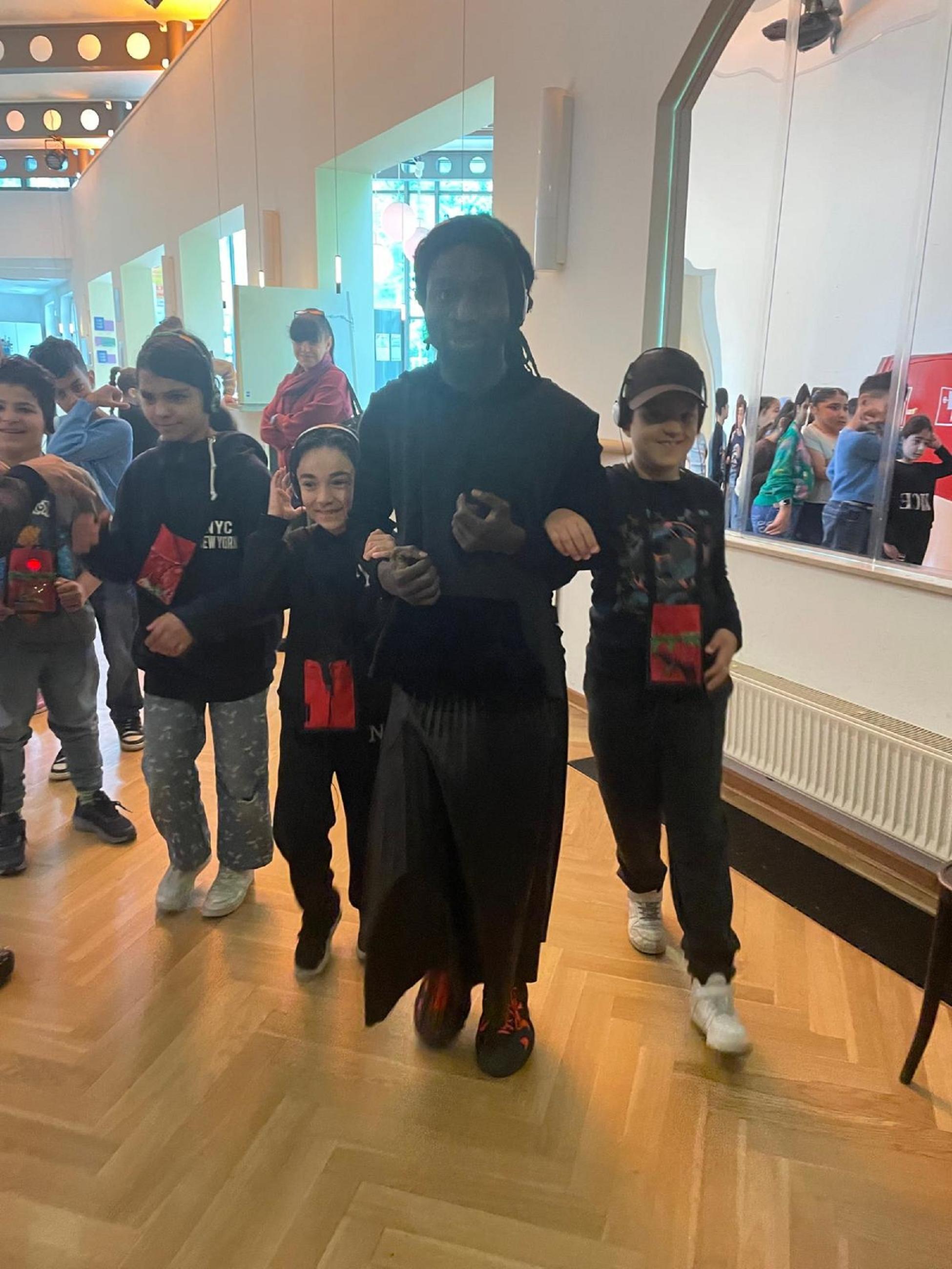 Kinder auf dem Weg zur Inszenierung GRUSEL im Theater an der Ruhr.